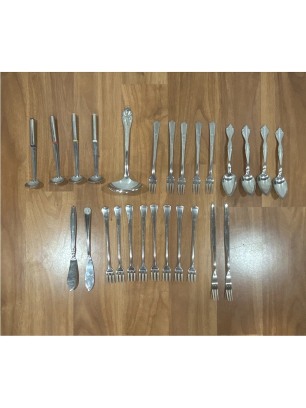 Oneida Silver Tone Flatware Set - Polished Silver